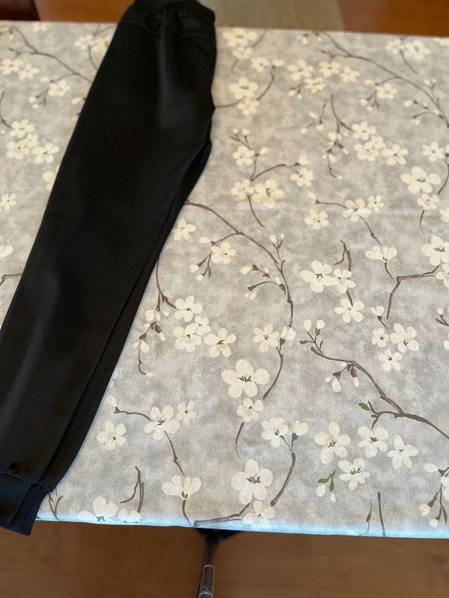 Pantalón deportivo negro con detalles