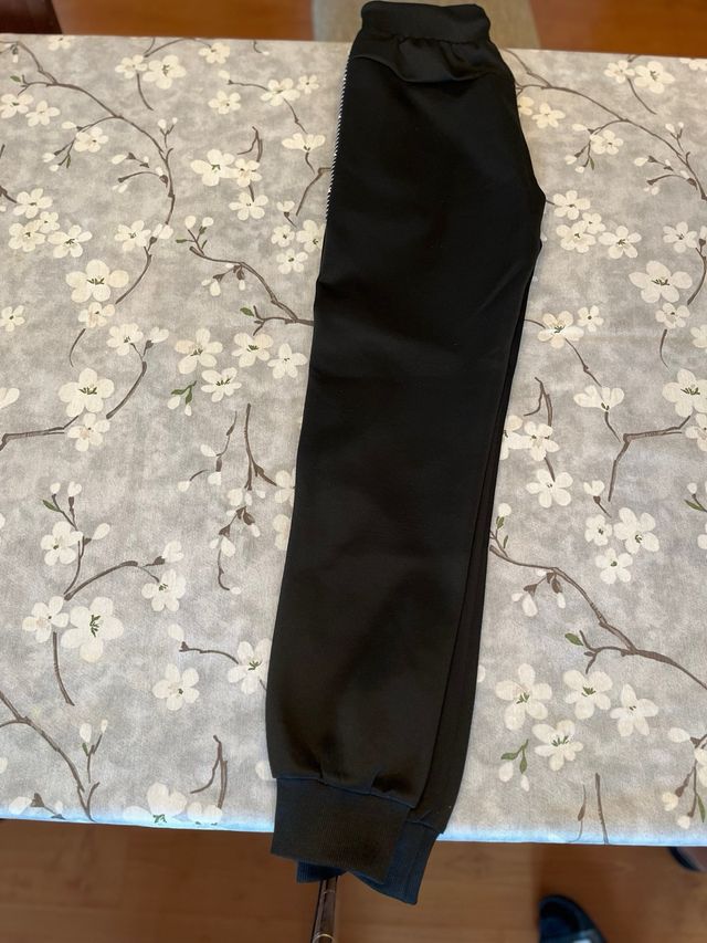Pantalón deportivo negro con detalles