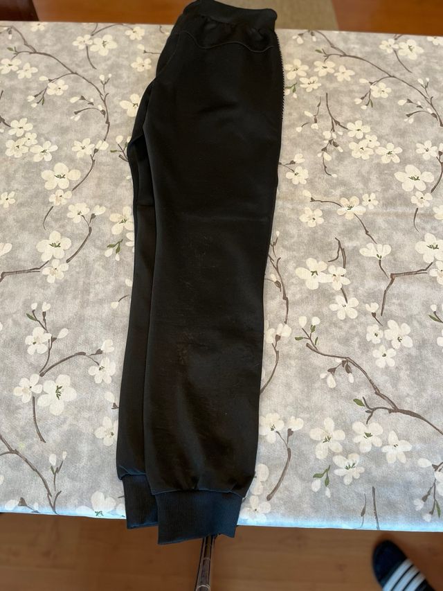 Pantalón deportivo negro con detalles