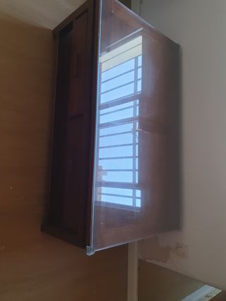Mesa baja de madera y cristal