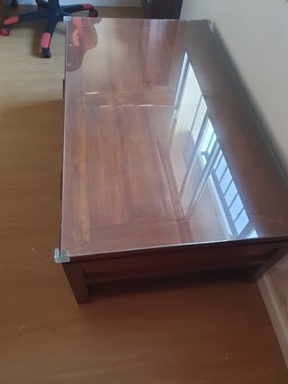 Mesa baja de madera y cristal