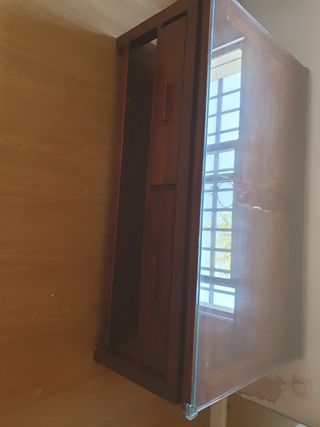 Mesa baja de madera y cristal
