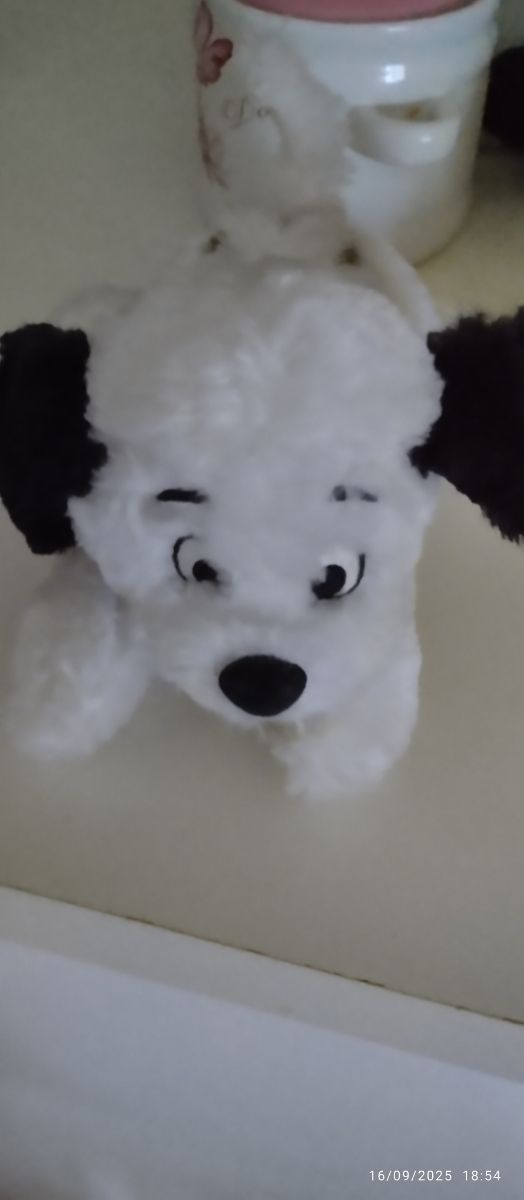 Peluche perro blanco y negro