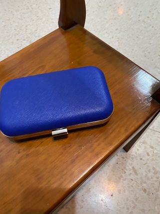Cartera de mano azul y dorada