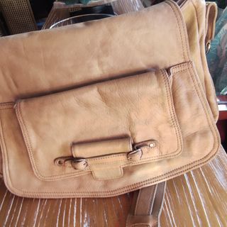 Bolso de cuero beige y marrón
