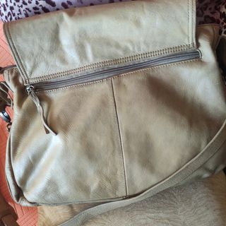 Bolso de cuero beige y marrón