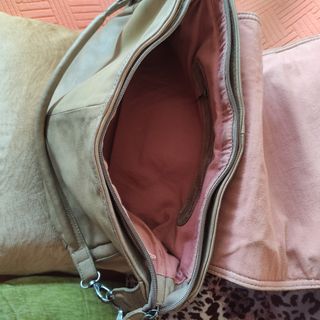 Bolso de cuero beige y marrón