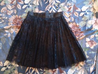 Falda negra de encaje plisada