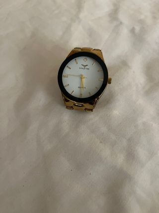Reloj de mujer dorado y blanco