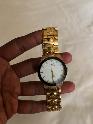 Reloj de mujer dorado y blanco