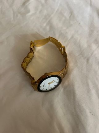 Reloj de mujer dorado y blanco