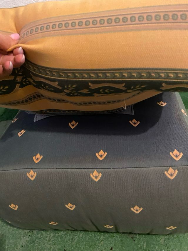 Puf de tela con patas de madera