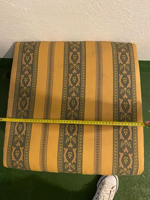 Puf de tela con patas de madera