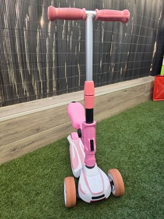 Patinete infantil con asiento y luces