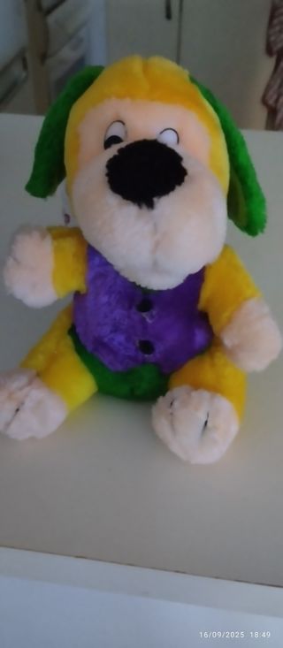 Peluche perro amarillo y morado