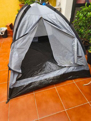 Tienda de campaña gris y negra