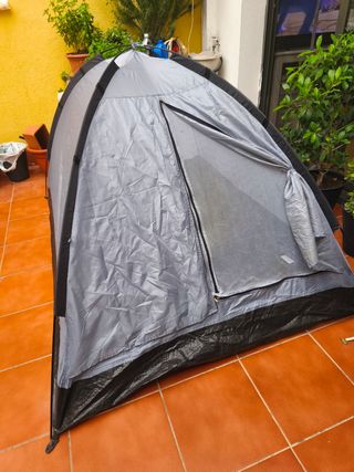Tienda de campaña gris y negra