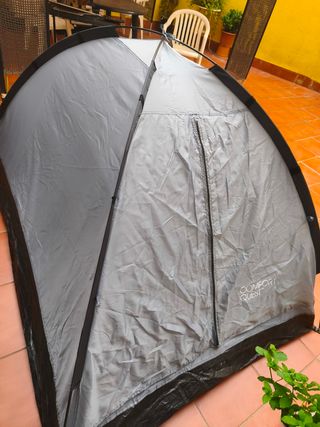 Tienda de campaña gris y negra