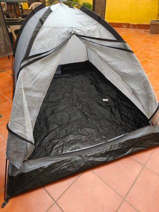 Tienda de campaña gris y negra