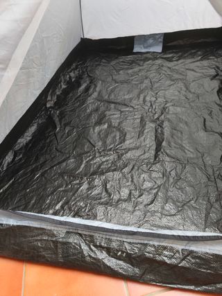 Tienda de campaña gris y negra