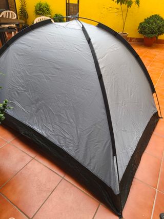 Tienda de campaña gris y negra