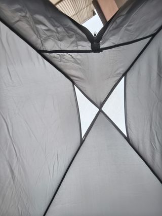 Tienda de campaña gris y negra