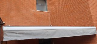 Toldo eléctrico gris y blanco