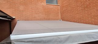 Toldo eléctrico gris y blanco
