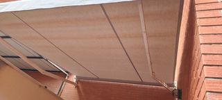 Toldo eléctrico gris y blanco