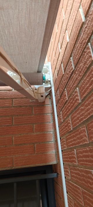 Toldo eléctrico gris y blanco