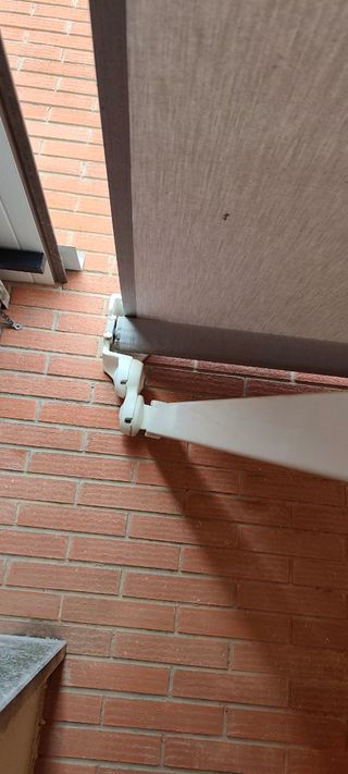 Toldo eléctrico gris y blanco