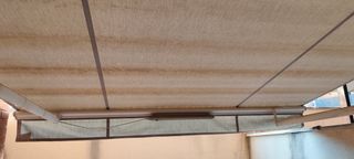 Toldo eléctrico gris y blanco