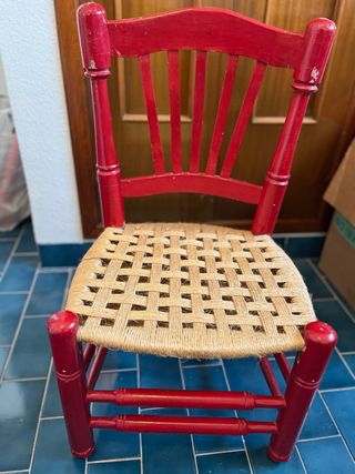 Silla de madera roja con asiento de yute