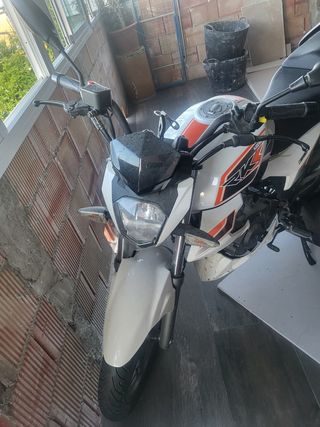 Moto Keeway blanca y naranja
