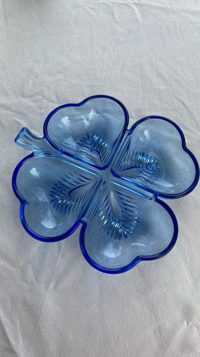 Plato de cristal azul trébol