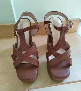 Sandalias tacón ancho marrón para evento