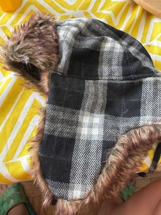 Gorro de invierno a cuadros con orejeras