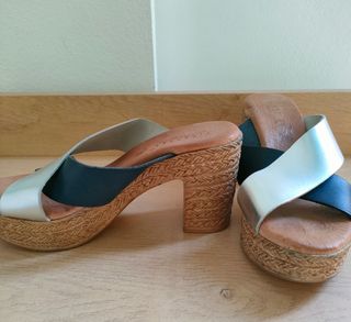 Sandalias de piel azul y plateada