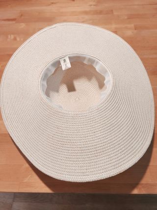 Sombrero de playa beige con cinta negra