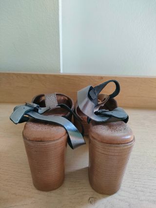 Sandalias de piel plateadas con tacón ancho