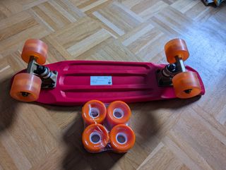 Skate rojo con ruedas luminosas