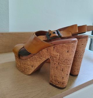 Sandalias de piel mostaza para evento