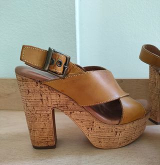 Sandalias de piel mostaza para evento