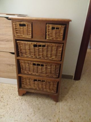 Mueble de madera con cestas de mimbre