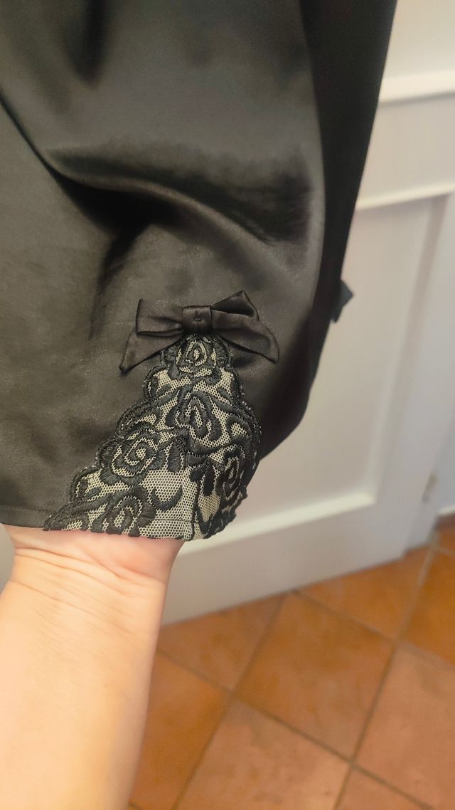 Camicetta da notte in raso nera con pizzo