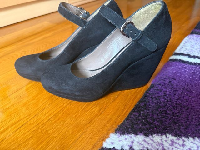 Zapatos de cuña negros con correa