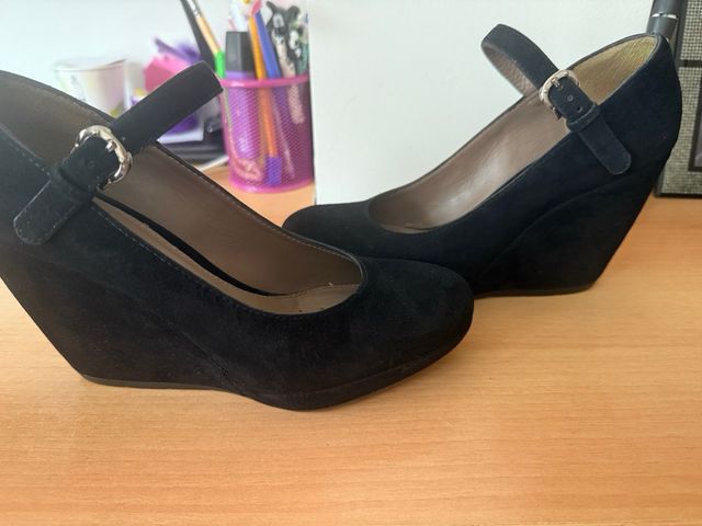 Zapatos de cuña negros con correa