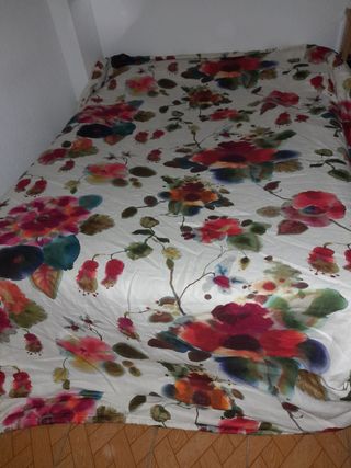 Colcha floral beige y multicolor