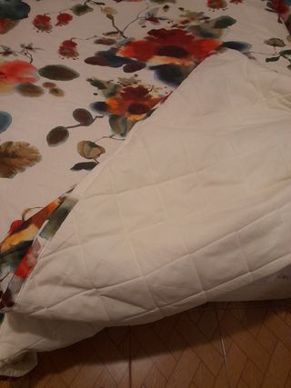 Colcha floral beige y multicolor