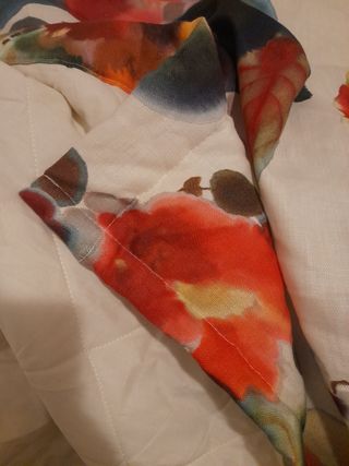 Colcha floral beige y multicolor